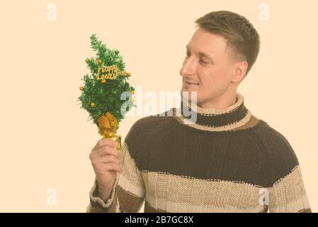 Ritratto di felice bell'uomo con capelli biondi pronti per Capodanno' Foto Stock