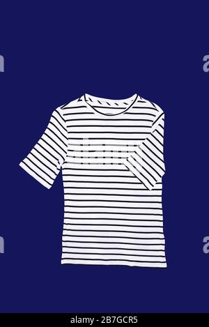 Camicia a maniche corte con strisce bianche e nere su sfondo blu, isolata Foto Stock