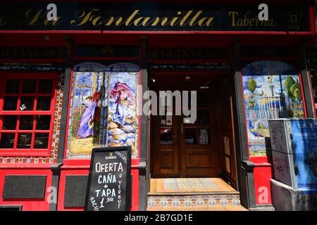 Vista sul lato colorato del tapas bar la Fontanilla. Madrid, Spagna Foto Stock