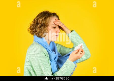 Sinusite cronica. Sintomi di influenza fredda. Donna malata che soffia il naso. Malattia respiratoria contagiosa. Infezione influenzale. Trattamento della sinusite. Diagnostica sinusite. Infiammazione del seno nasale. Naso che cola. Foto Stock