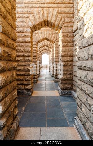 Archi sulla terrazza superiore del Voortrekker Monumento commemorativo dei coloni Afrikaans che sono arrivati in Sud Africa, Pretoria Foto Stock