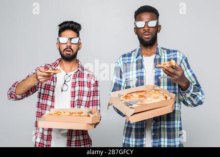 Due uomini da gara misti in bicchieri 3d che tengono scatole per pizza e bottiglie di birra mentre si trovano su sfondo bianco Foto Stock