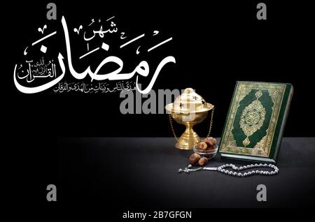 Corano Con Rosario, con Quran Ayah arabo testo Che Dice 'il mese di  Ramadhan [è quello] in cui è stato rivelato il Corano, una guida per il  popolo e Foto stock 