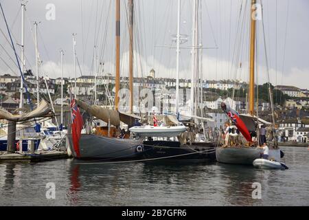 Yacht classici, tra cui la restaurata taglierina da 19 metri 'Mariquita' e la goletta William Fife 'Altair', ormeggiata al cantiere navale di Pendennis, Falmouth