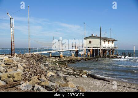 Antica macchina da pesca chiamata Trabucco Trebuchet , tipica della costa adriatica italiana, Puglia e Gargano, Molise e Abruzzo, protetta come un Foto Stock