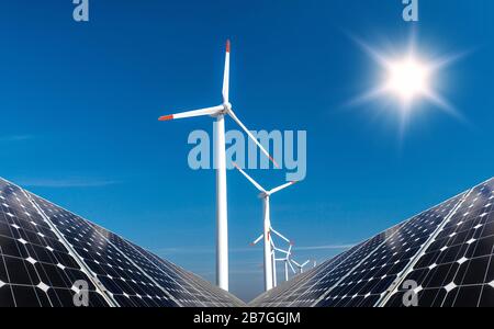 Collage fotografico di pannelli solari e turbine eoliche - concetto di risorse sostenibili Foto Stock