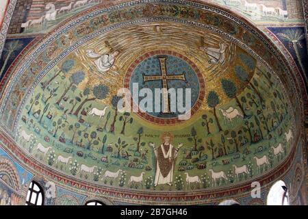 Ravenna, Italia - 12 settembre 2015: Il mosaico abside con il volto di Cristo nella Basilica di Sant'Apollinare in Classe Foto Stock