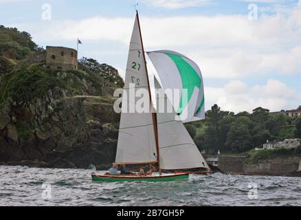 La classe Troy keelboat corre nel fiume Fowey: T27 'Helen', (da allora rinominato Black Pearl), corre sotto spinnaker oltre St Catherine's Castle, Cornovaglia, Regno Unito Foto Stock