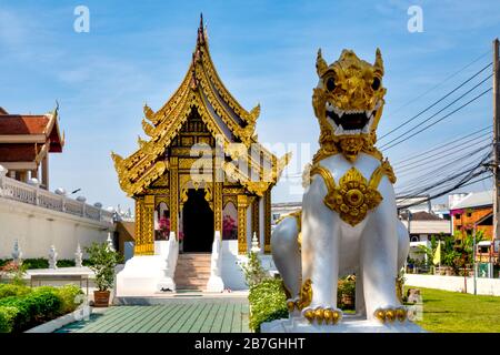 Guardian Lion di fronte a Wat si Umong Kham, Phayao, Thailandia Foto Stock