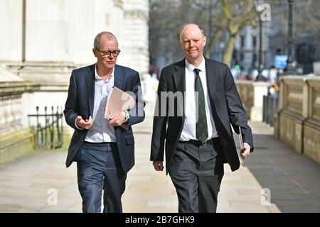 Direttore medico dell'Inghilterra Chris Whitty (a destra) e consigliere scientifico capo Sir Patrick Vallance (a sinistra) a Whitehall, Londra, prima di una riunione del comitato di emergenza del governo Cobra per discutere il coronavirus. Foto Stock