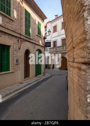 Santani, Spagna - 23 maggio 2019: Una piccola e stretta strada nel centro storico del villaggio spagnolo di Santani sull'isola baleari di Maiorca (Maiorca Foto Stock