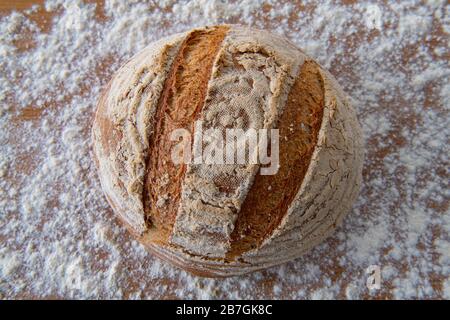pane fresco fatto in casa cosparso di farina bianca Foto Stock