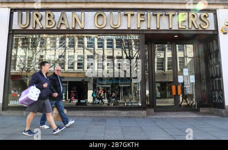 Southampton, Hampshire, Regno Unito. 16 marzo 2020. Urban Outfitters ha chiuso i propri negozi nel Regno Unito fino a nuovo avviso a causa dell'epidemia di Coronavirus. Nella foto è raffigurato il negozio di Southampton. Credit Stuart Martin/Alamy Live News Foto Stock