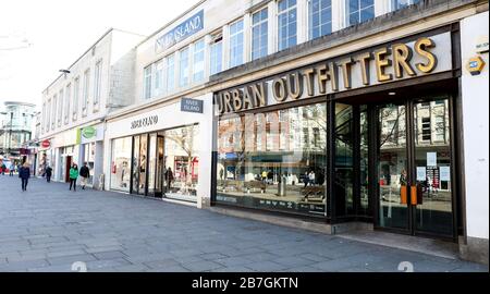 Southampton, Hampshire, Regno Unito. 16 marzo 2020. Urban Outfitters ha chiuso i propri negozi nel Regno Unito fino a nuovo avviso a causa dell'epidemia di Coronavirus. Nella foto è raffigurato il negozio di Southampton. Credit Stuart Martin/Alamy Live News Foto Stock