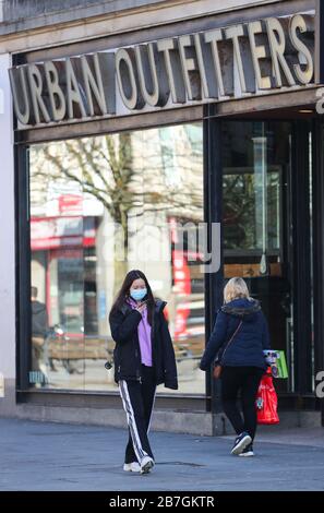 Southampton, Hampshire, Regno Unito. 16 marzo 2020. Urban Outfitters ha chiuso i propri negozi nel Regno Unito fino a nuovo avviso a causa dell'epidemia di Coronavirus. Nella foto è raffigurato il negozio di Southampton. Credit Stuart Martin/Alamy Live News Foto Stock