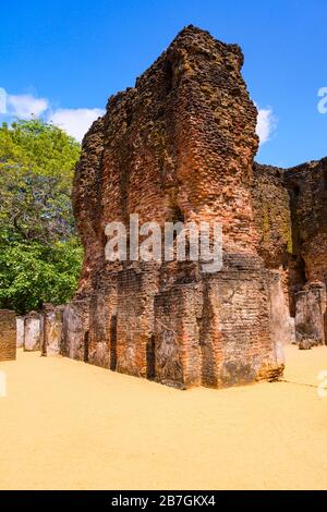 Asia Sri Lanka Polonnaruwa il Palazzo Quadrangle del Re Parakramabahu il Grande 1186 era 7 piani di mattoni rossi muro dettaglio alberi Foto Stock