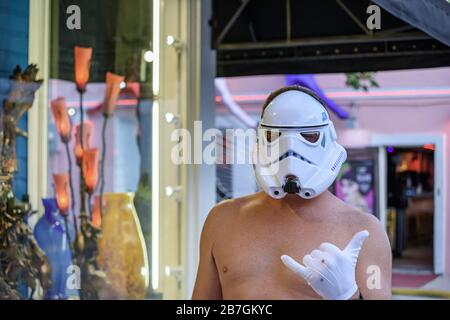 Key West, Florida, Stati Uniti, 10/24/2016. Persona vestita come stormtrooper durante il giorno del tuone al fantasy fest Foto Stock