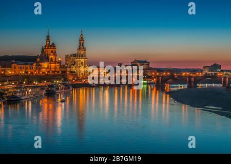 Dresda Bruehl Terrace, riflessioni serali sul fiume Elba, Germania Foto Stock