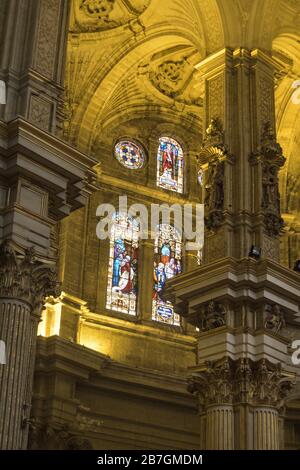 Vetrate colorate e grandi colonne all'interno della Cattedrale di Malaga, Spagna Foto Stock