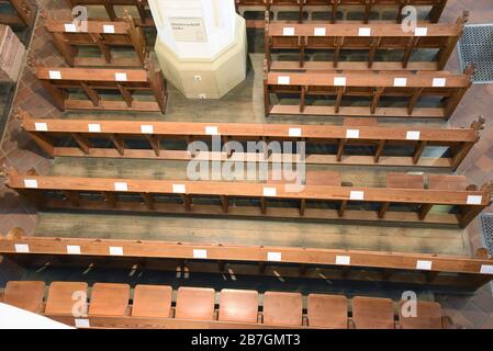 Lipsia, Germania. 15 Mar 2020. L'epidemia di corona e il relativo limite obbligatorio di visitatori garantiscono molti posti vuoti al servizio domenicale nella chiesa di San Tommaso a Lipsia. Credit: Waltraud Gruchitzsch/Zentralbild/dpa/Alamy Live News Foto Stock