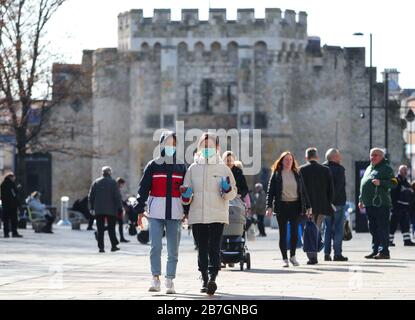 Southampton, Hampshire, Regno Unito. 16 marzo 2020. Gli acquirenti indossano maschere facciali e guanti di gomma a Southampton High Street. Southampton ha avuto il primo caso confermato di Coronavirus nel fine settimana. Credit Stuart Martin/Alamy Live News Foto Stock