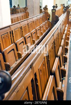 Lipsia, Germania. 15 Mar 2020. L'epidemia di corona e il relativo limite obbligatorio di visitatori garantiscono molti posti vuoti al servizio domenicale nella chiesa di San Tommaso a Lipsia. Credit: Waltraud Gruchitzsch//dpa/Alamy Live News Foto Stock