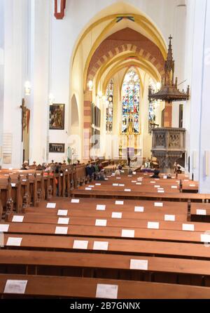 Lipsia, Germania. 15 Mar 2020. L'epidemia di corona e il relativo limite obbligatorio di visitatori garantiscono molti posti vuoti al servizio domenicale nella chiesa di San Tommaso a Lipsia. Credit: Waltraud Gruchitzsch//dpa/Alamy Live News Foto Stock