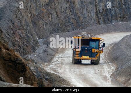 Un dumper Caterpillar 775G che lavora nella cava di Coldstones, Greenhow Hill, Niddedale, nello Yorkshire settentrionale, la cava è di proprietà e gestita da Hansons Foto Stock