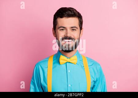 Primo piano ritratto del suo bel simpatico allegro ragazzo barbuto che indossa festal menta blu camicia mc dj matrimonio organizzazione isolato su pastello Foto Stock