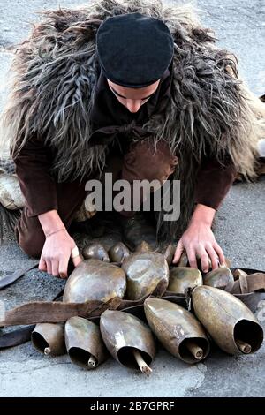 Preparazione della schiena con campane di un Mamuthone di Mamoiada prima della parata di carnevale Foto Stock