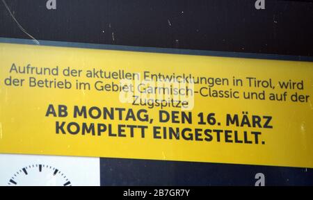 Garmisch Partenkirchen, Germania. 16 Marzo 2020. Una bacheca fornisce un'indicazione del comprensorio sciistico chiuso . Da oggi le aree sciistiche di Garmisch sono chiuse. La crisi del coronavirus sta assumendo forme sempre più drammatiche in Baviera. A causa della crisi dei coronavirus, la Baviera è in stato di catastrofe. Credit: Angelika Warmuth/dpa/Alamy Live News Foto Stock