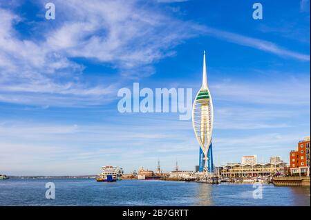 Emirates Spinnaker Tower, una torre panoramica sulla costa presso il centro commerciale Gunwharf Quays, Portsmouth Harbor, Hampshire, Inghilterra meridionale Foto Stock