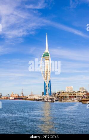 Emirates Spinnaker Tower, una torre panoramica sulla costa presso il centro commerciale Gunwharf Quays, Portsmouth Harbor, Hampshire, Inghilterra meridionale Foto Stock