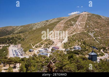 Vista sul valico Navacerrada e sulla località sciistica in estate. Parco Nazionale di Guadarrama Foto Stock