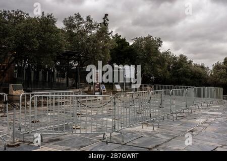 16 marzo 2020, Grecia, Athen: L'ingresso al sito archeologico dell'Acropoli di Atene è chiuso ai turisti per impedire la diffusione del coronavirus (COVID-19). Foto: Angelos Tzortzinis/dpa Foto Stock