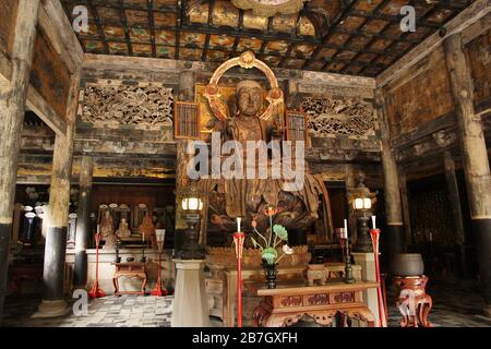 Statua di Buddha in legno all'interno del tempio Kencho-ji a Kamakura, Giappone Foto Stock