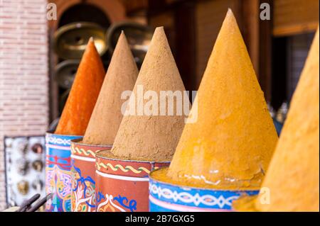 Spezie in vendita nei souk di Marrakesh. Marocco Foto Stock