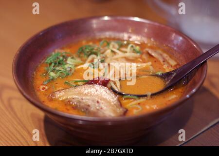 Ciotola di ramen rosso in un ristorante di Tokyo Foto Stock