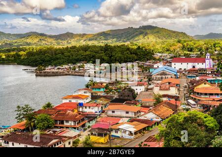 Portobelo, Panama - 28 febbraio 2020: Veduta aerea del villaggio di Portobelo con le mura di difesa di Fort Jeronimo catturate dal punto di osservazione del Perù a Portobe Foto Stock