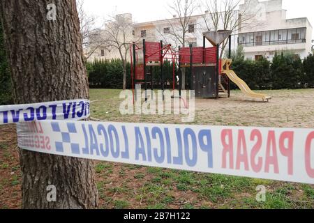 Cala Millor, Spagna. 16 Marzo 2020. Un parco giochi chiuso dalla polizia può essere visto nella località di villeggiatura Cala Millor. Per combattere la rapida diffusione dell'epidemia di coronavirus, il governo spagnolo ha dichiarato un coprifuoco di due settimane il sabato sera. Credit: Bodo Marks/dpa/Alamy Live News Foto Stock