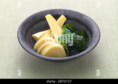 Wakatakeni, piccoli germogli di bambù con alghe wakame, cucina tradizionale giapponese Foto Stock