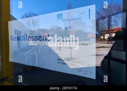 Marktoberdorf, Germania. 16 Marzo 2020. Piscina chiusa a Marktoberdorf, 16 marzo 2020. Piscina pubblica coperta e all'aperto chiusa a causa del virus Corona (COVID-19) il 16 marzo 2020 a Marktoberdorf, Germania Peter Schatz/Alamy Live News Foto Stock