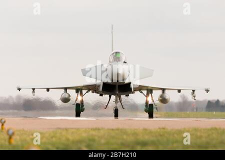 RAF Coningsby, Lincolnshire, Regno Unito. 16 Marzo 2020. Aerei Typhoon da 29 squadroni che atterrano dopo un volo di prova dalla Royal Air Force Coningsby, Lincolnshire. I programmi RAF più avanti nell'anno sono sotto minaccia di rinvio o di cancellazione a causa della pandemia COVID-19. Credit: Peter Lopeman/Alamy Live News Foto Stock