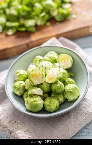 I brusseles freschi germogli in ciotola sul tavolo da cucina Foto Stock