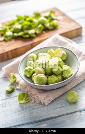 I brusseles freschi germogli in ciotola sul tavolo da cucina Foto Stock