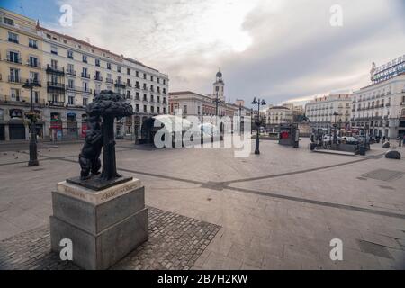 La Puerta del Sol di Madrid appare vuota di persone dopo il blocco dei coronavirus Foto Stock