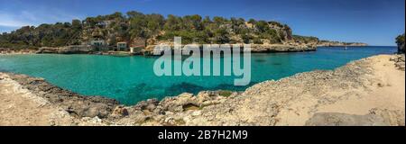 Panorama della bella Playa Cala Llombards con acqua di mare azzurra sull'isola baleari di Maiorca (Maiorca), Spagna Foto Stock