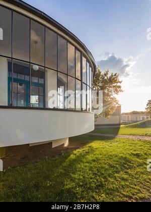 Rotunda smaltata, Kornhaus, ristorante sull'Elba, Bauhaus, Dessau-Rosslau, Sassonia-Anhalt, Germania Foto Stock