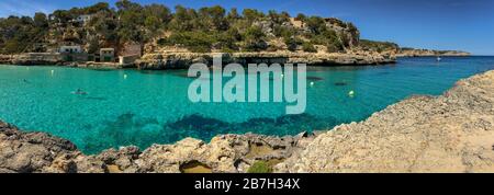 Panorama della bella Playa Cala Llombards con acqua di mare azzurra sull'isola baleari di Maiorca (Maiorca), Spagna Foto Stock