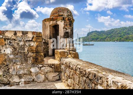 Forte San Jeronimo, patrimonio dell'umanità dell'UNESCO, è un esempio straordinario di fortificazioni militari del XVII secolo a Portobelo, Panama. Foto Stock